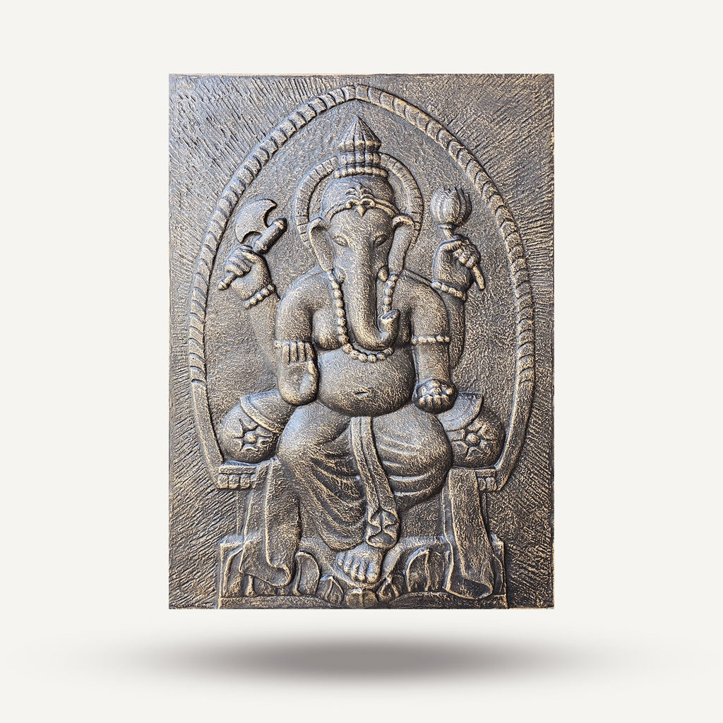 Grand Cadre en Fer Ganpati en Relief Doré Antique - 0,7x1m