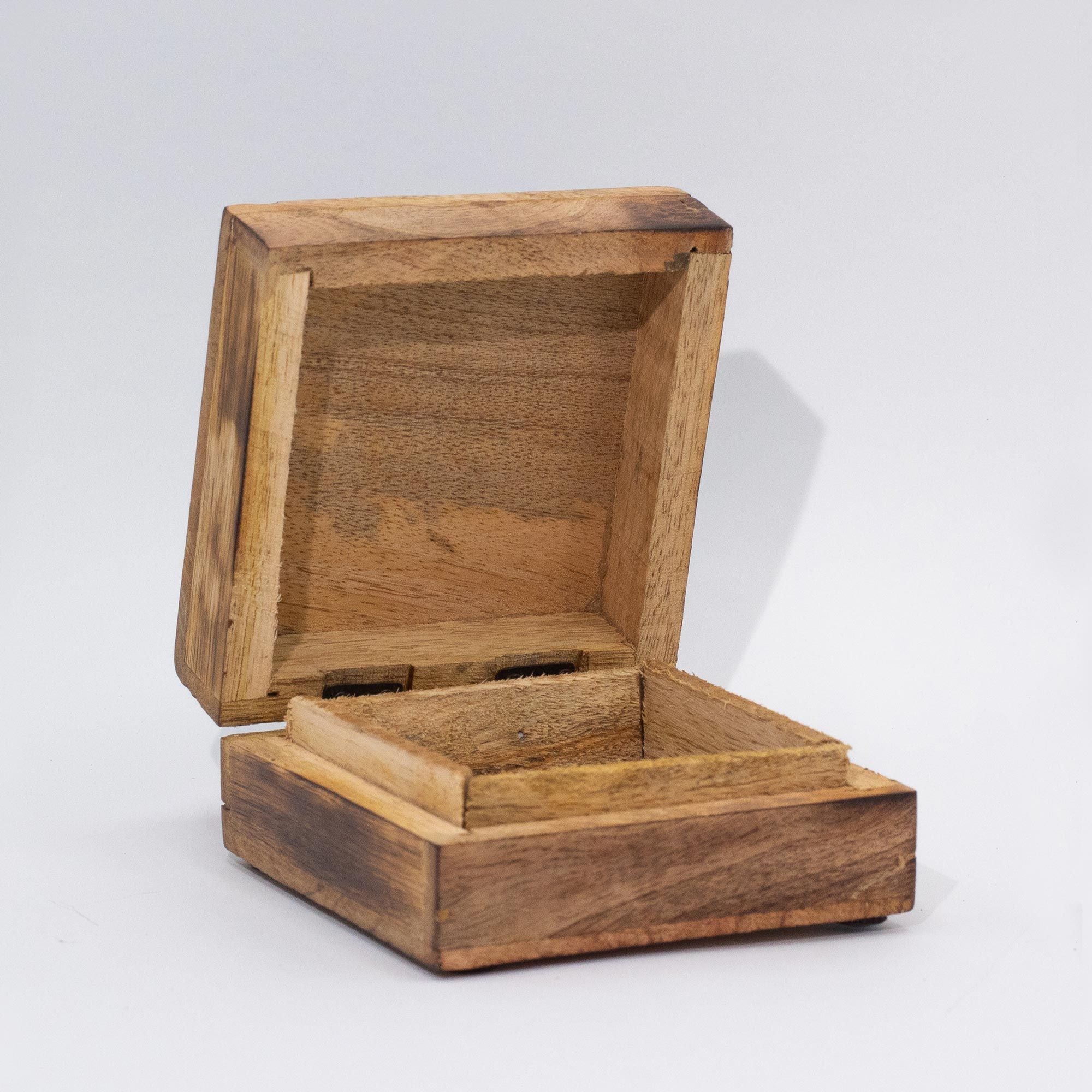 Med Square Box 13.5x13.5x6cm - Mushroom Design Maroon